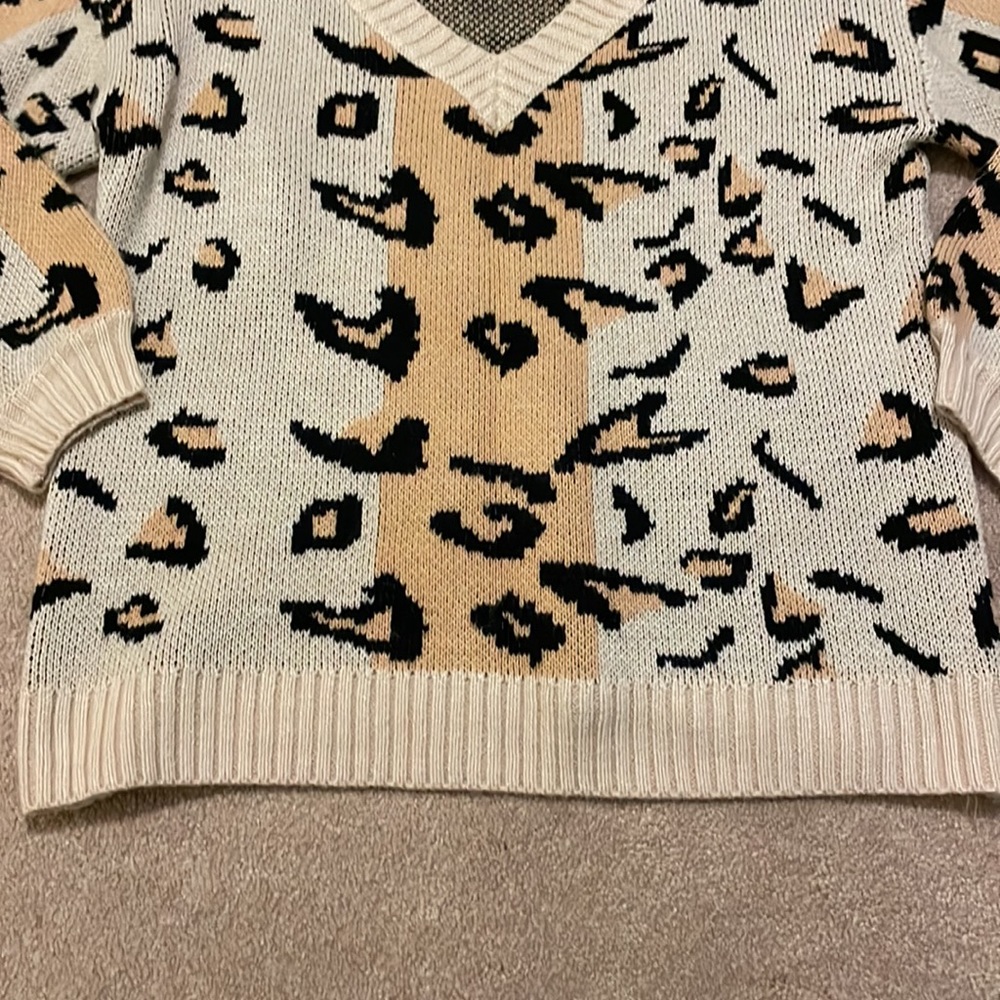 VNeck Leopard Sweater - Picture 4 of 5